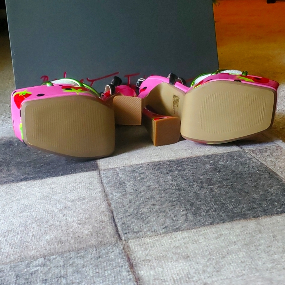Betsey Johnson Pink Strawberry Platform Sandals NWOT - Picture 4 of 4